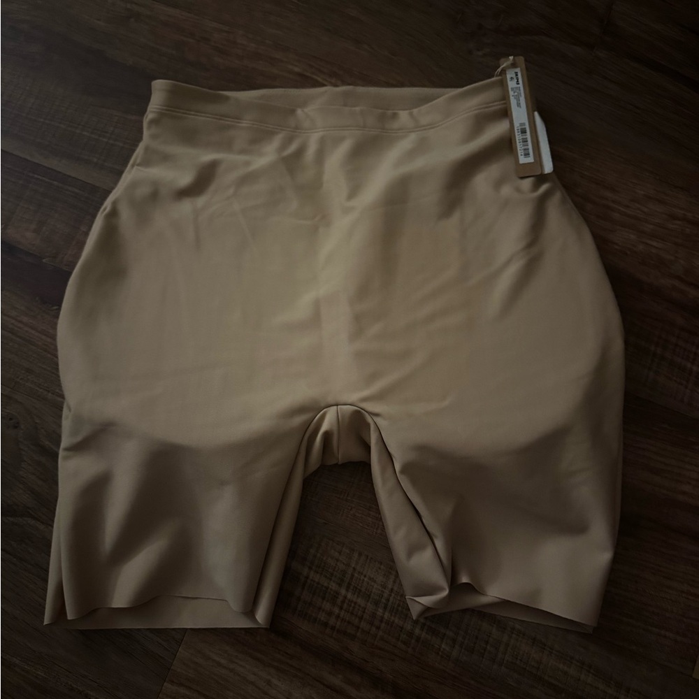 SKIMS Body Butt Enhancing Short, Medium
